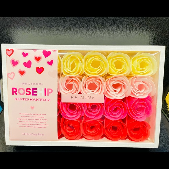 Valentine’s Day gift beauty concepts
SCENTED SOAP PETALS 24pc in wood box - Picture 4 of 6